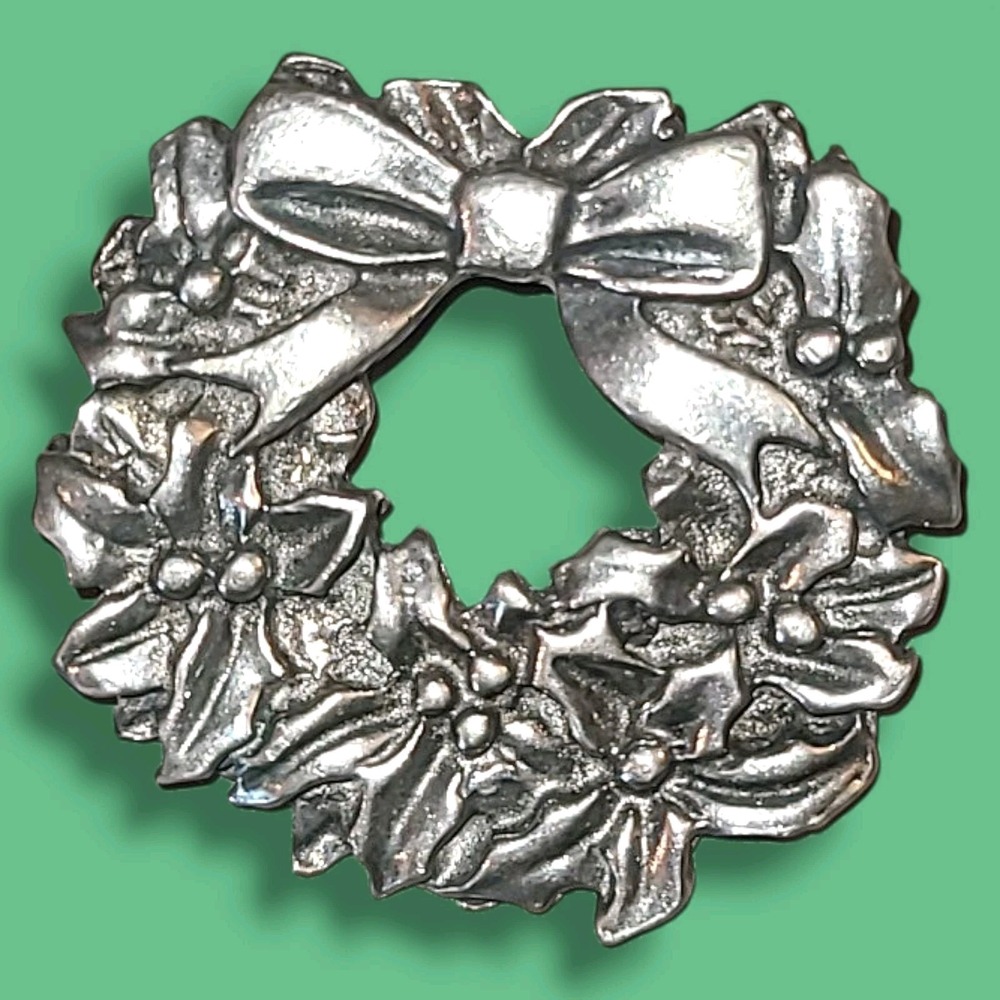 Vintage Pewter Christmas Wreath Brooch Pin‎